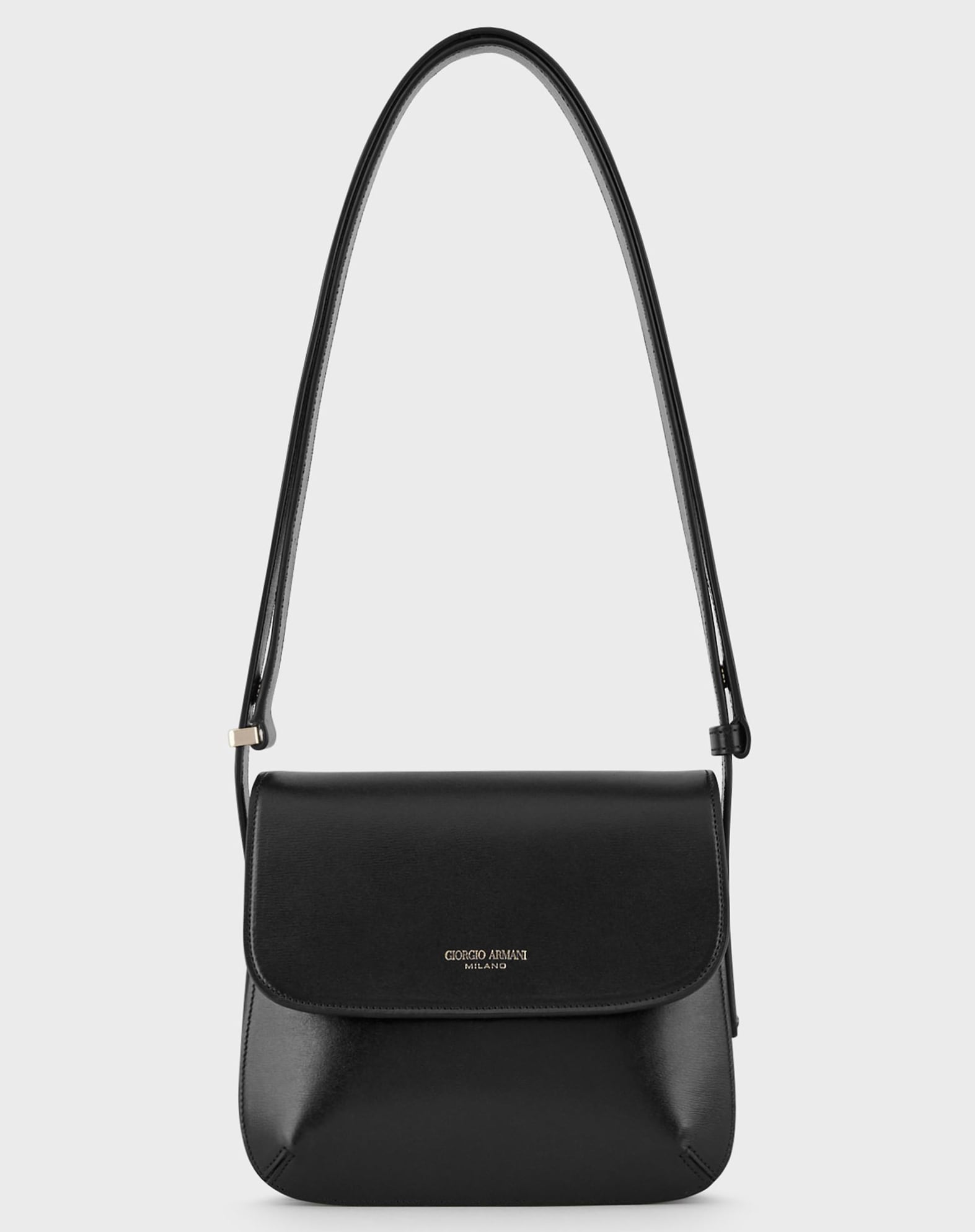 ARMANI Linee stondate e bordi ammorbiditi dalle pinces. Una tracolla regolabile a tre lunghezze che la rende multifunzionale: può essere portata a spalla o a bandoliera. Ricorda la tote bag, un must di Giorgio Armani, ma è diventata piccola e a tracolla. Questa nuova borsa non tradisce però la sua antecedente illustre: i dettagli e lo stile sono gli stessi (la Prima piccola in pelle palmellata, 1.250 euro, Giorgio Armani).