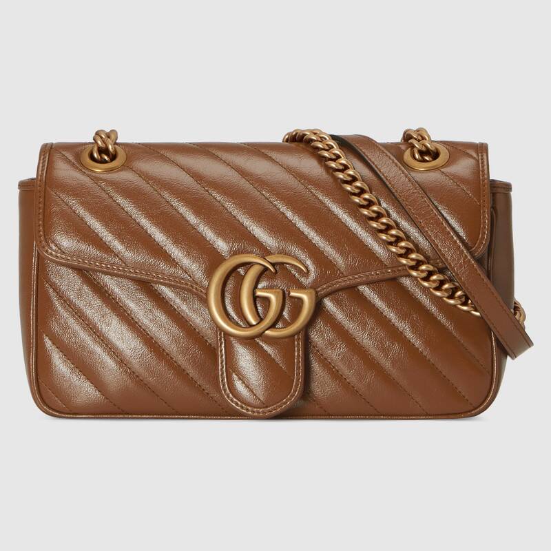 GUCCI Presentata nella sfilata autunno/inverno 2016, da allora ritorna con materiali e nuance inedite in ogni collezione. È la GG Marmont, una borsa che solo dopo pochi anni è già un'icona della maison (GG Marmont matelassé misura piccola, 1.790 euro, Gucci).