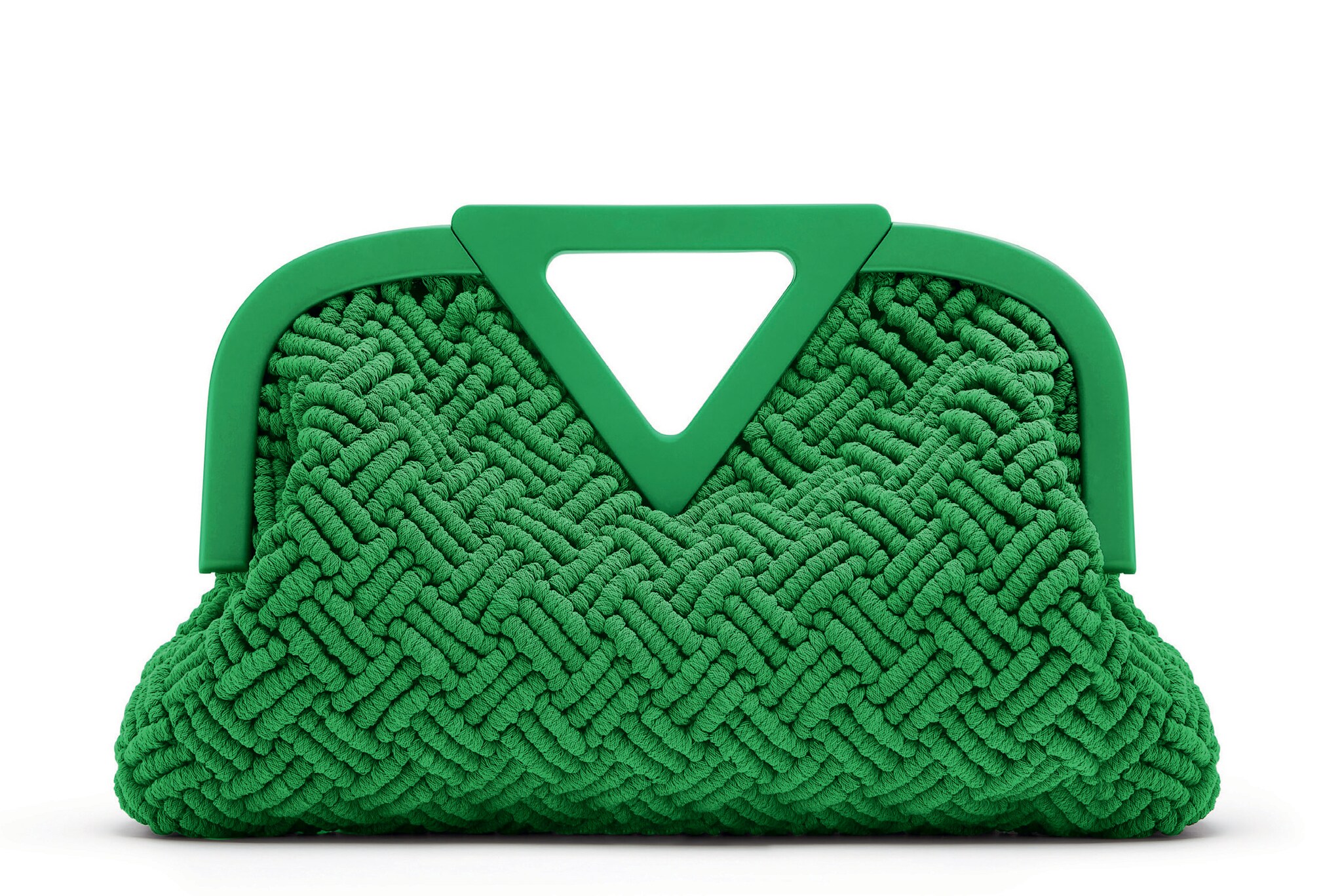 BOTTEGA VENETA The Triangle, introdotta con l'ultimissima collezione Wardrobe 01, incarna l'idea di artigianato sperimentale ma raffinato di Bottega Veneta. È realizzata in tutti i materiali del ready-to-wear per creare silhouette pulite e monocromatiche, dall'intrecciato macramé al Compact Bubble Bouclé. (The Triangle, Bottega Veneta).