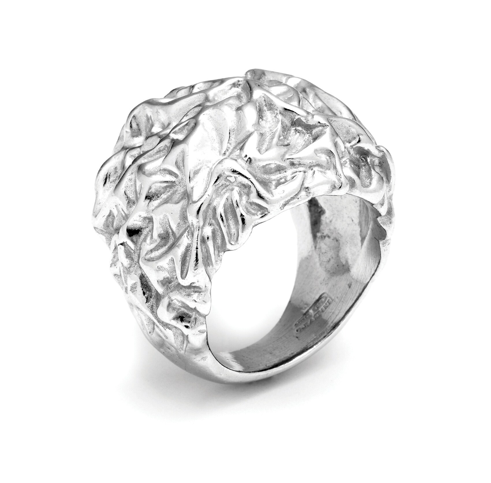Giovanni Raspini. Anello collezione Petra, in argento lavorato con volumi a rilievo.