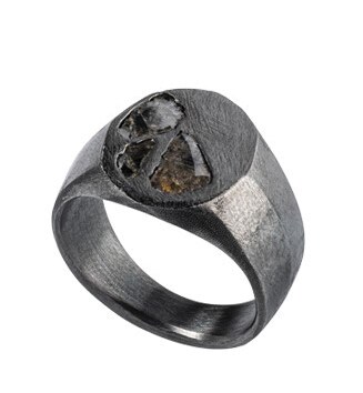 Fabio Lissi per Pisa Diamanti. Anello chevalier Unique Piece, in oro rodiato nero con diamanti grezzi.