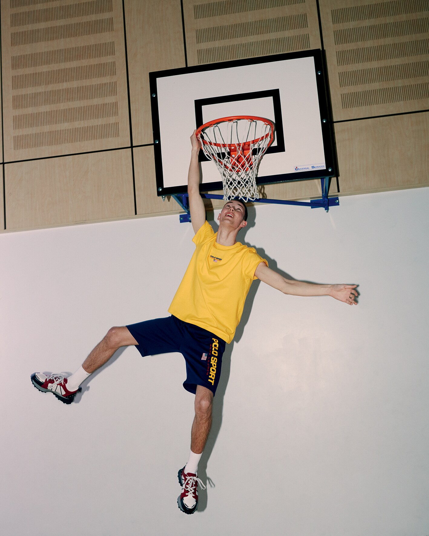 T-shirt in jersey (75 €) e calzoncini in cotone felpato (105 €). Tutto POLO SPORT RALPH LAUREN. Runner in vitello e gomma, CANALI (450 €). Calzettoni in cotone, BOMBAS (19 €).