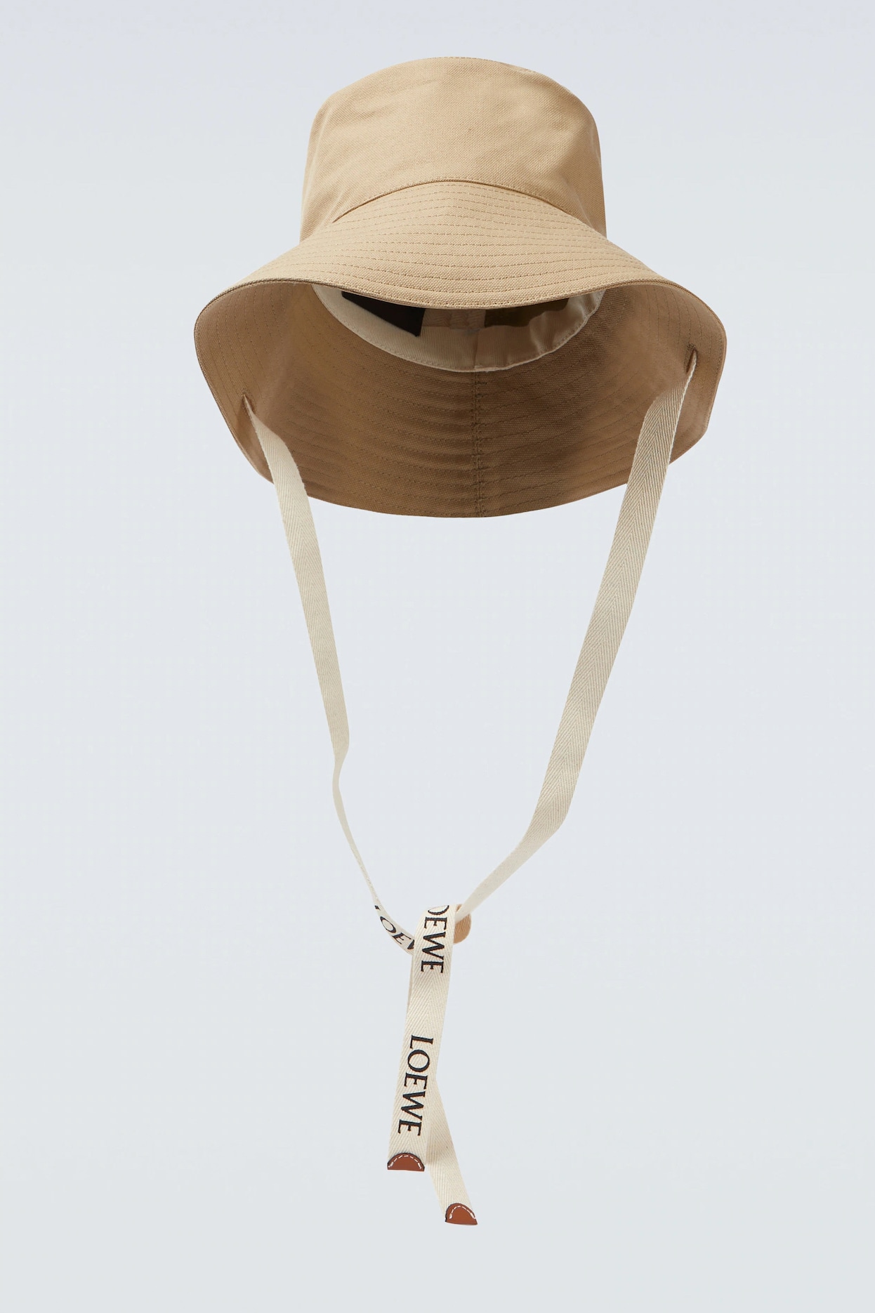 LOEWE. Il cappello da pescatore in tela di cotone è diventato uno degli accessori cult della stagione. La stringa è chiusa da patch in pelle