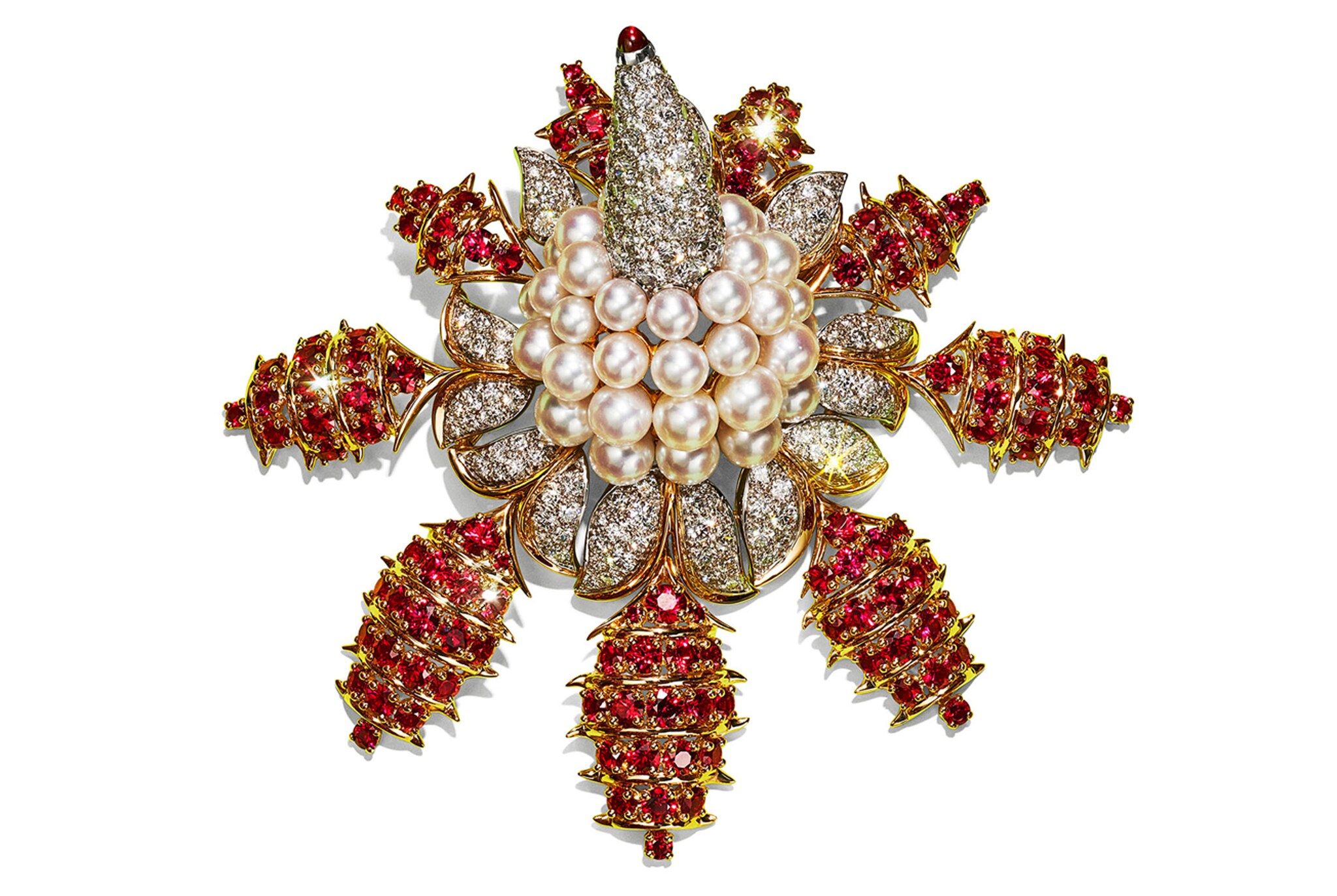 Tiffany & co. Spilla in oro, diamanti e rubini con centro in perle crema, collezione Blue Book 2022.