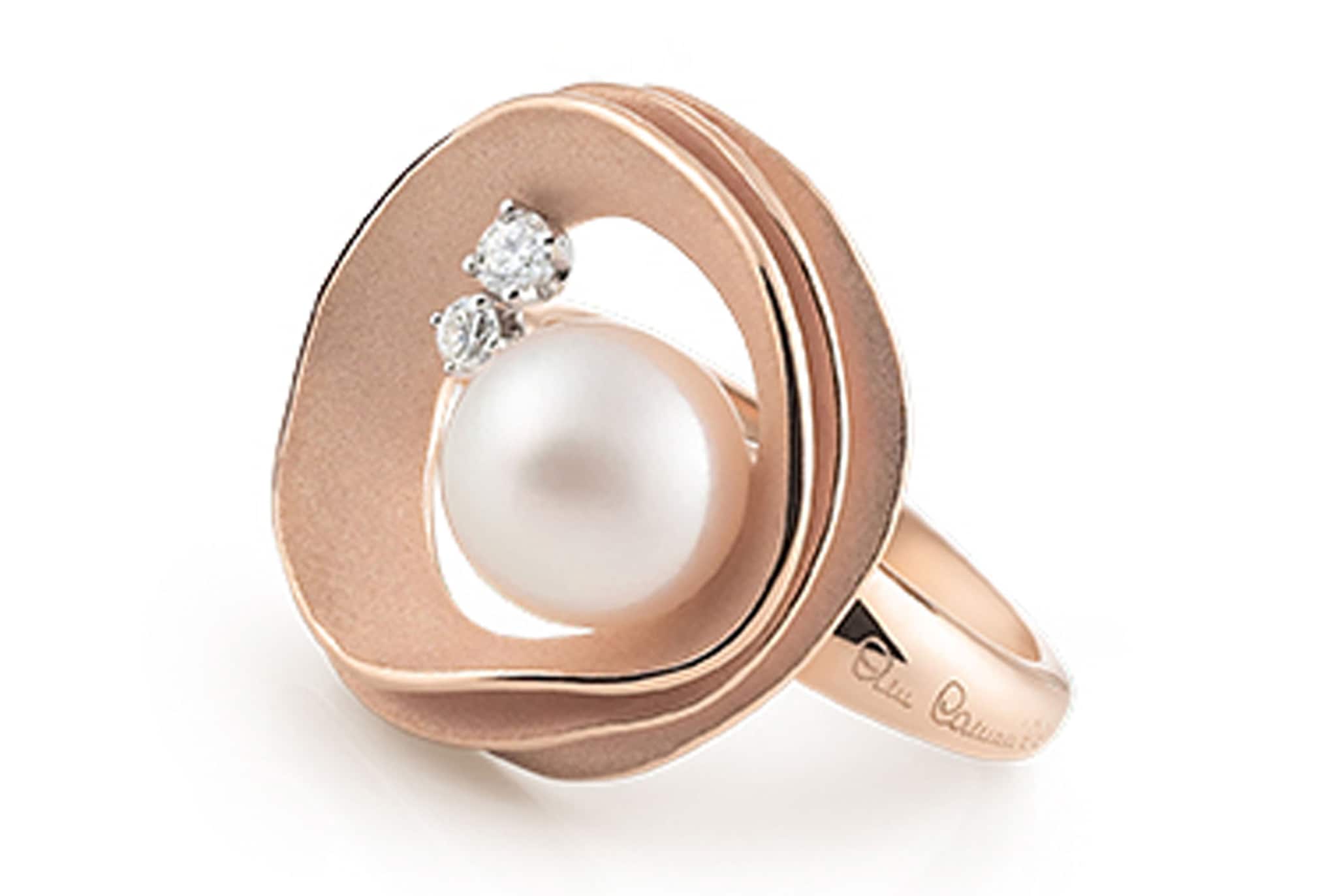 Annamaria Cammilli. Anello Infinity in oro rosa con perla e diamanti.