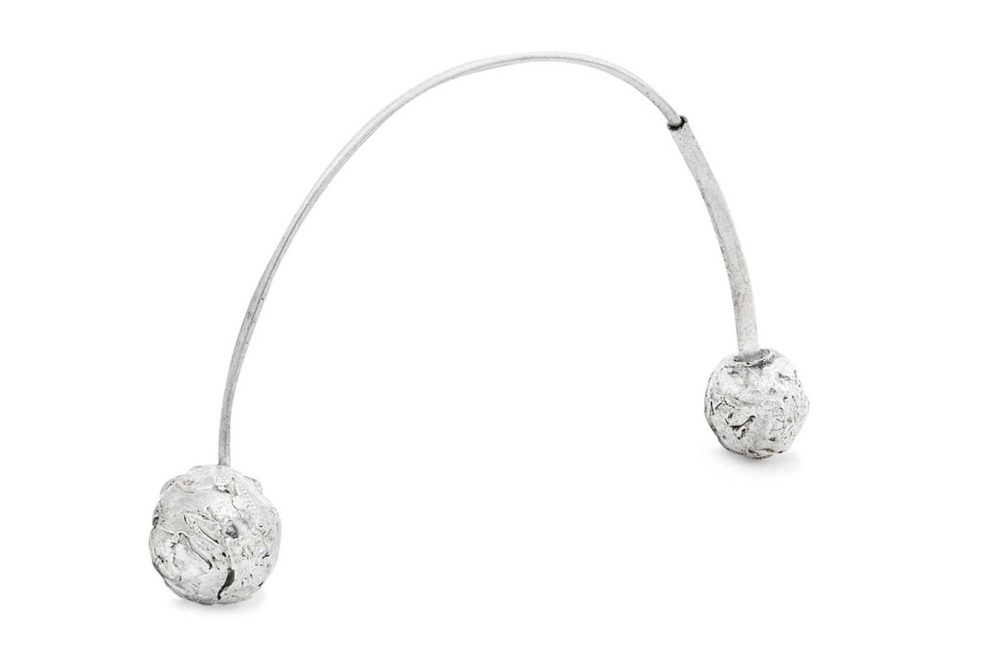 Laura Micheli. Mono orecchino in argento lavorato a mano con sfere simmetriche.