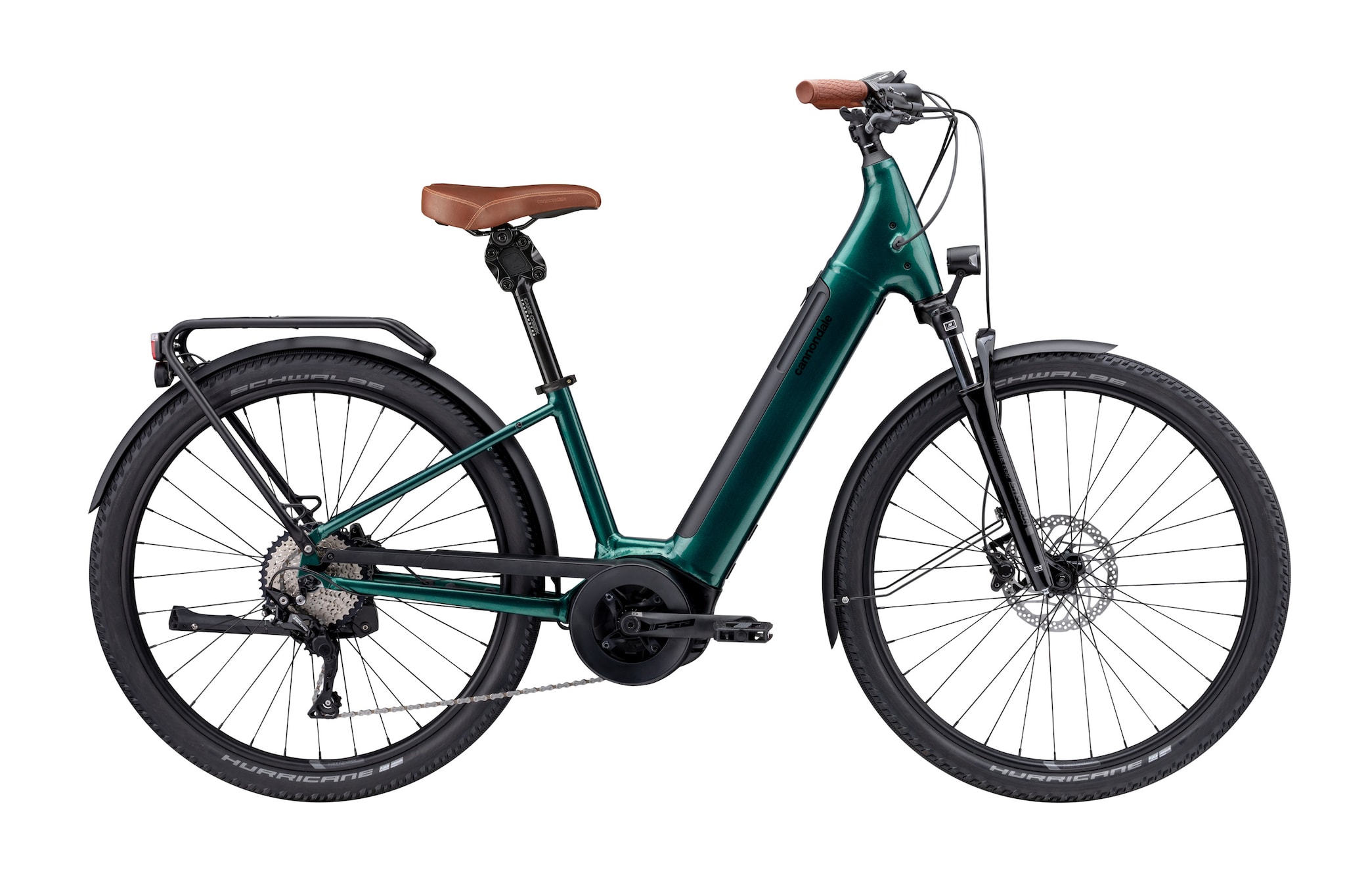 Bicicletta elettrica Adventure Neo 1 EQ, equipaggiata Bosch, con sella e manopole in cuoio, CANNONDALE (4.099 €).