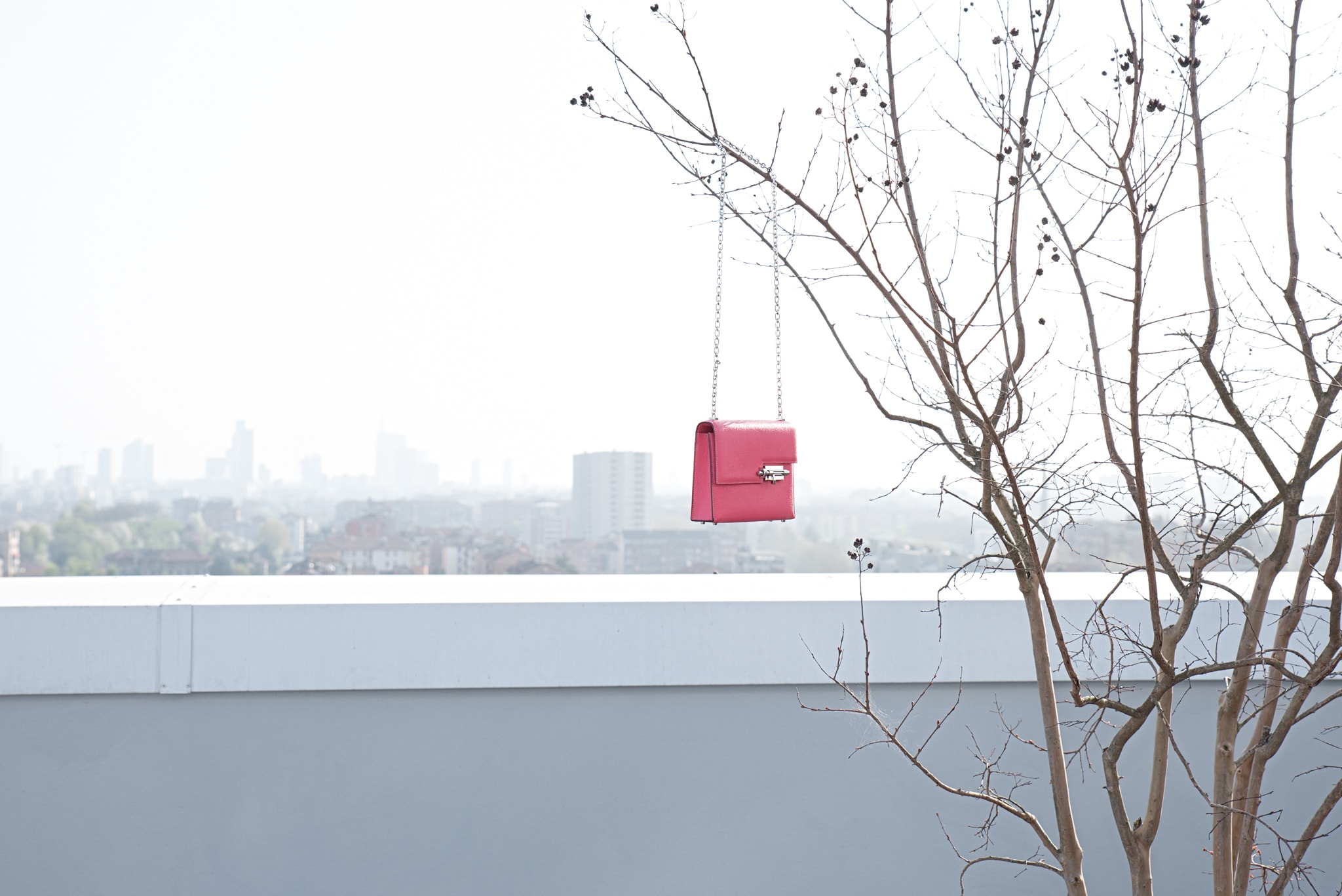 Minibag in nappa con catena, HERMÈS (5.500 €). Foto Federica Nardese.