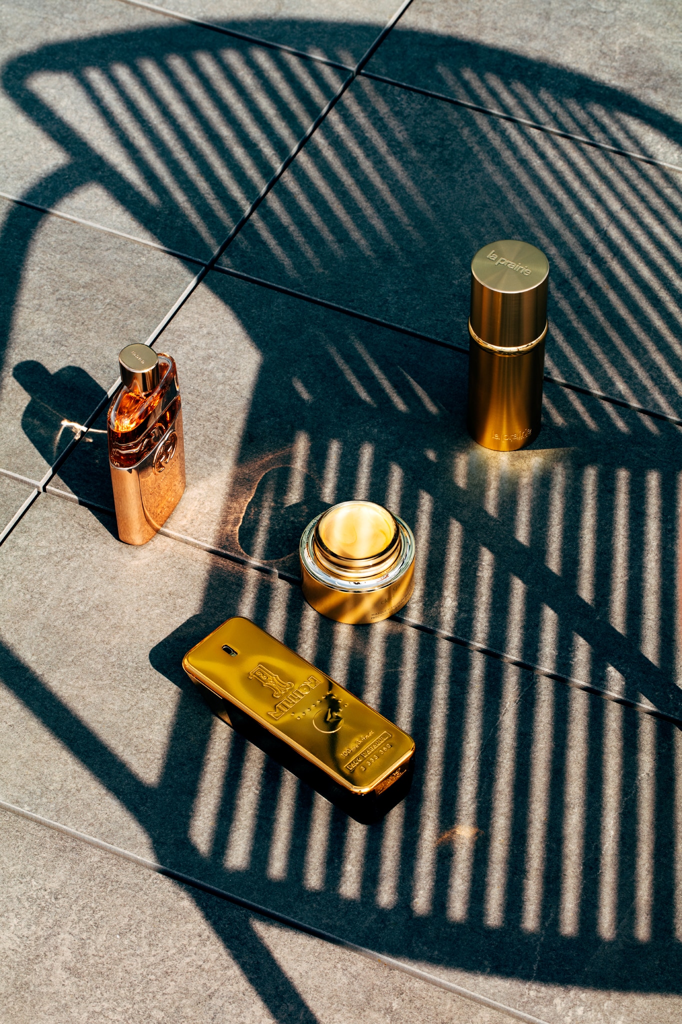 Da sinistra, in senso orario. Eau de toilette donna, con accordo ambrato floreale, GUCCI Guilty (113 €, 90 ml). Pure Gold Radiance Concentrate, siero con la brillantezza dell'oro puro, LA PRAIRIE (768 €, 30 ml). Gold VitalityMask, con infusione d'oro 24K, CLÉ DE PEAU BEAUTÉ (300 €, 75 ml). Fragranza maschile con note d'ambra, cuoio e mandarino, OneMillion PACO RABANNE(90,90 €, 100 ml). Foto Lea Anouchinsky