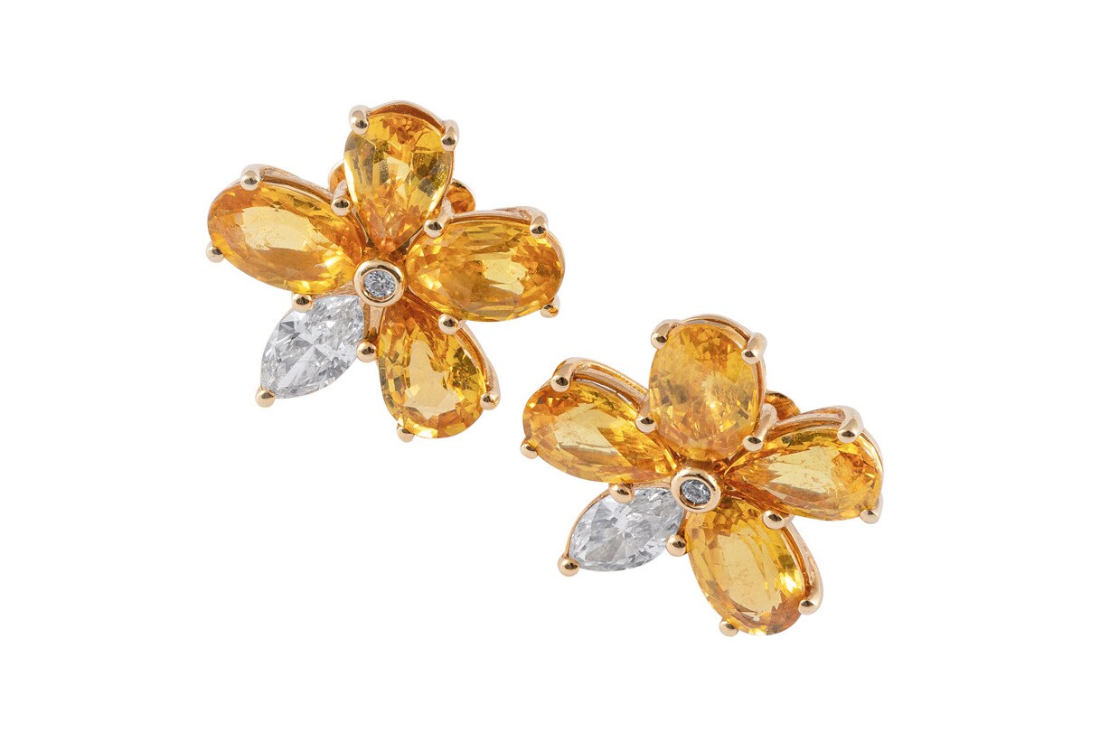 Pisa Diamanti. Orecchini in oro giallo, con zaffiri gialli e diamanti, collezione Demetra.