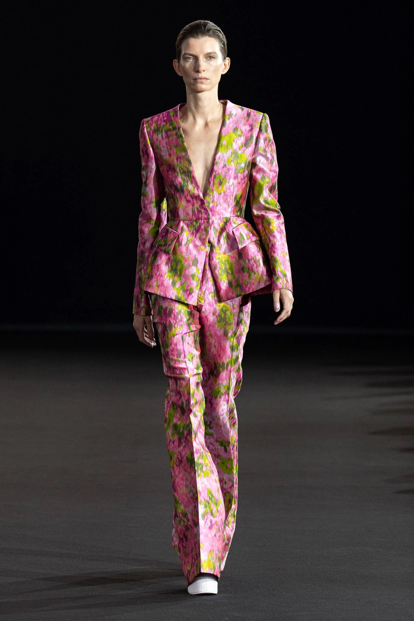 Del Core. Tailleur pantalone in seta stampata con disegno fluido e acquarellato effetto broccato.