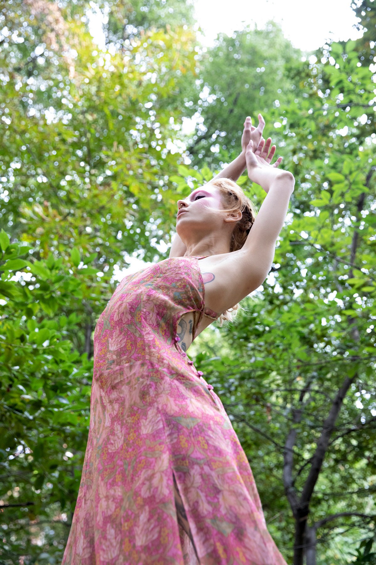 Kristina Ti. Abito lungo in crepe stampato a fiori sfumati, presentato con la performance Incanto.