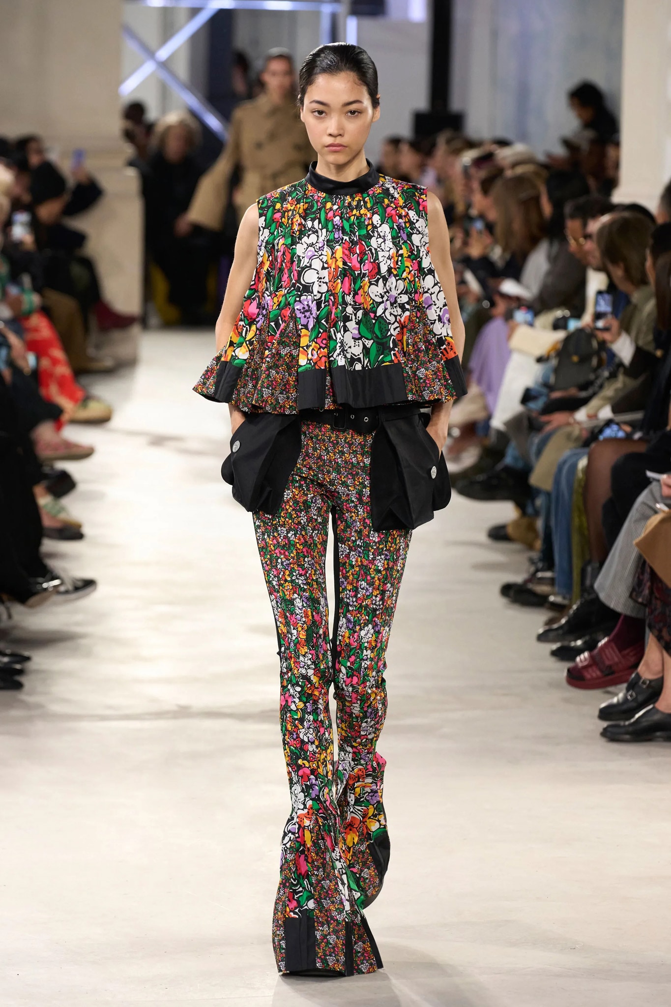 Sacai. Top in seta a intarsio di due fantasie floreali, macro e micro, con pantaloni coordinati.