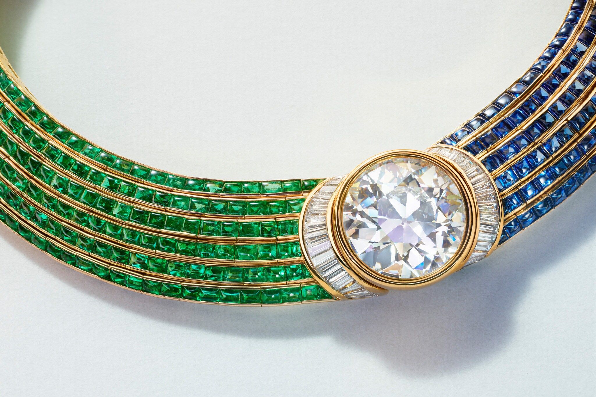BULGARI ALTA GIOIELLERIA Lotto 76. Collana in oro giallo con diamante taglio brillante (46,56 ct), diamanti taglio baguette, zaffiri e smeraldi cabochon quadrati. Numerato. Stima 1.100.000 - 1.650.000 CHF
