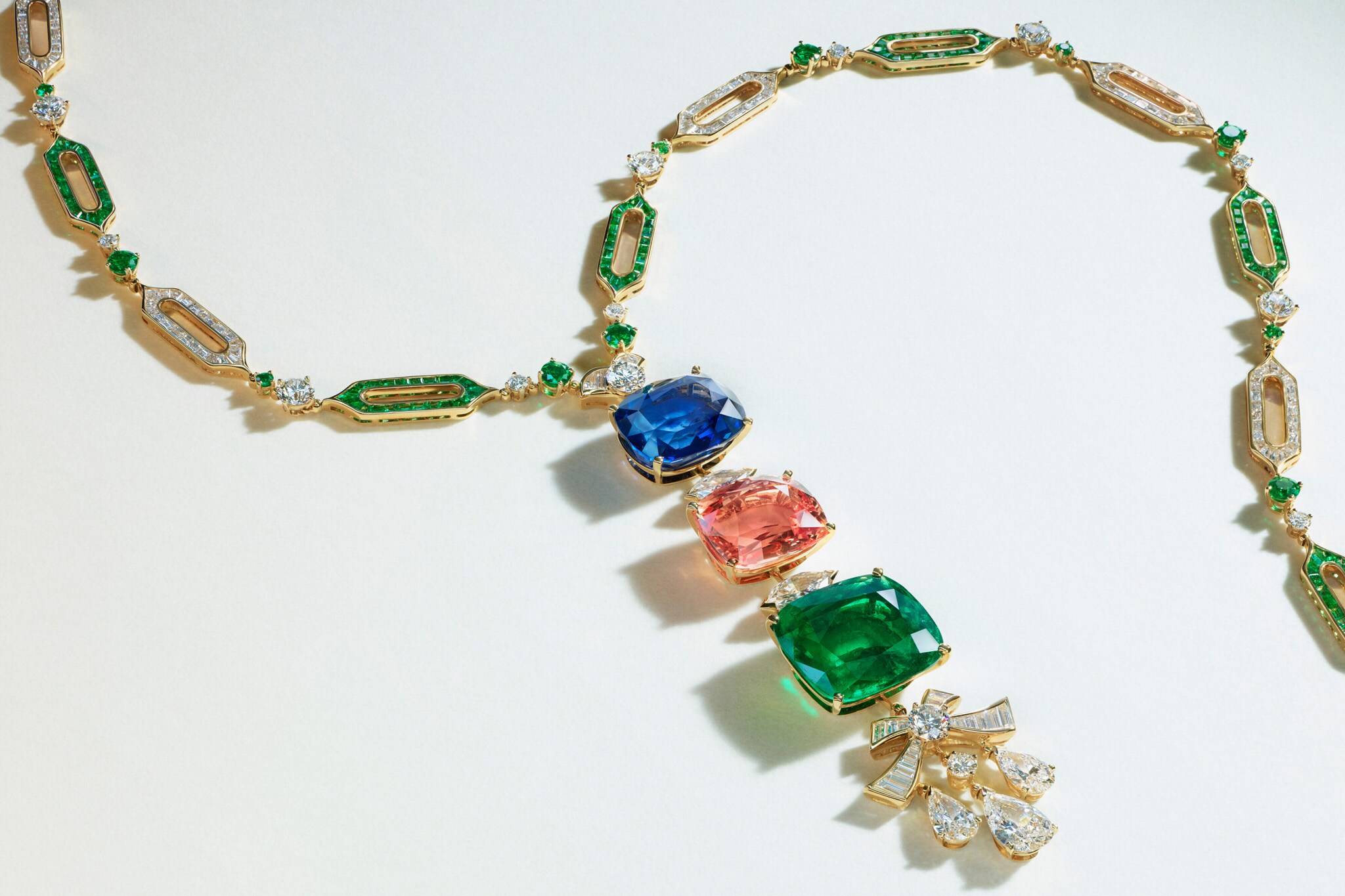 BULGARI ALTA GIOELLERIA Lotto 79. Collana in oro giallo con zaffiro taglio cuscino (37,84 ct), zaffiro Padparadscha (33,59 ct), smeraldo (33,20 ct), diamanti a goccia (2,85, 1,55 e 1,51 ct), diamante marquise (1,53 ct), smeraldi tondi e quadrati, diamanti taglio marquise, baguette e tondi. Pezzo unico, numerato. Stima 900.000 – 1.350.000 CHF