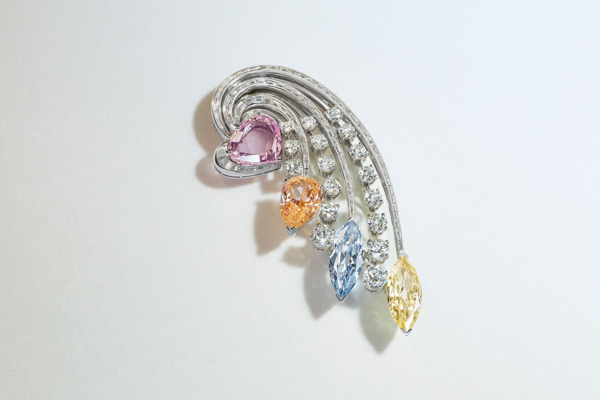 BULGARI ALTA GIOELLERIA Lotto 88. Spilla in platino e oro, con diamante a pera arancione (5,14 ct), diamante a cuore rosa porpora (5 ct), diamante taglio marquise blu (4,26 ct), diamante taglio marquise giallo intenso (3,82 ct), diamanti taglio baguette e tondi. Stima 4.500.000 –6.400.000 CHF