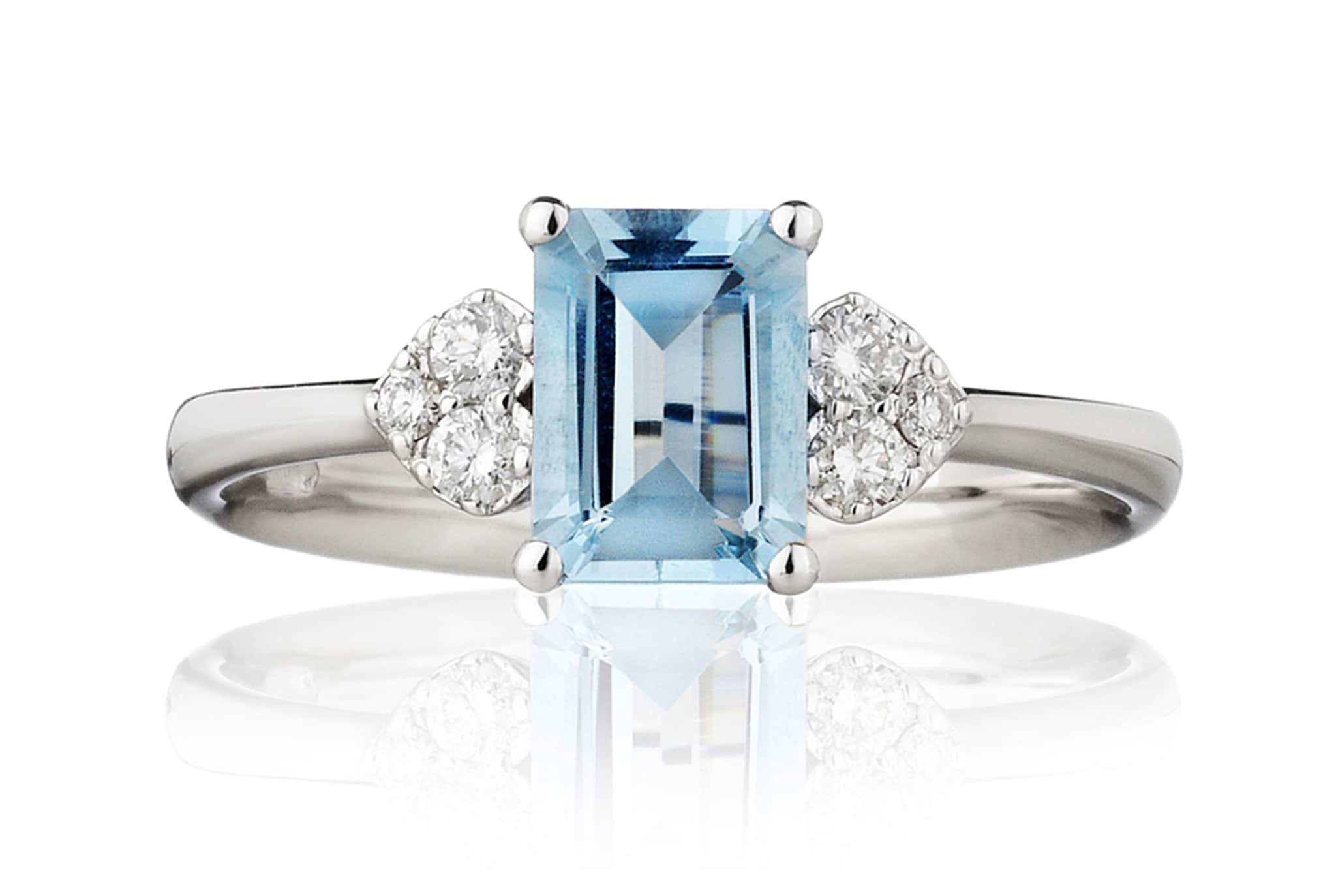 Forever Unique. Anello in oro bianco con acquamarina taglio smeraldo e tre brillanti a lato che formano un cuore.