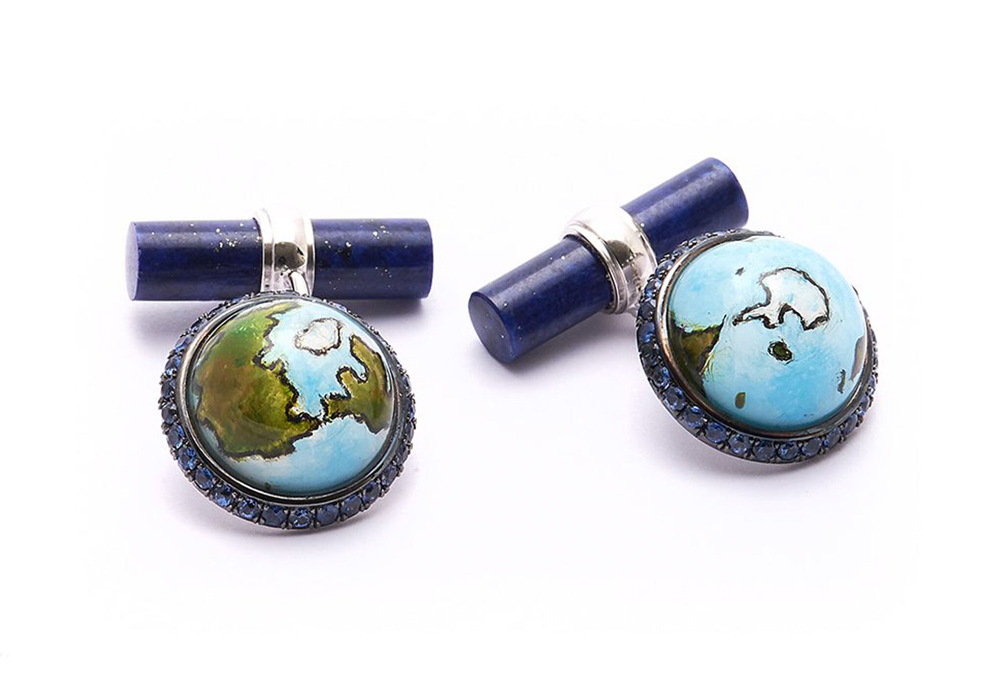 Villa Milano. Gemelli in oro bianco con mondo dipinto in cabochon di cristallo di rocca, bordo in zaffiri e barretta in lapislazzuli.