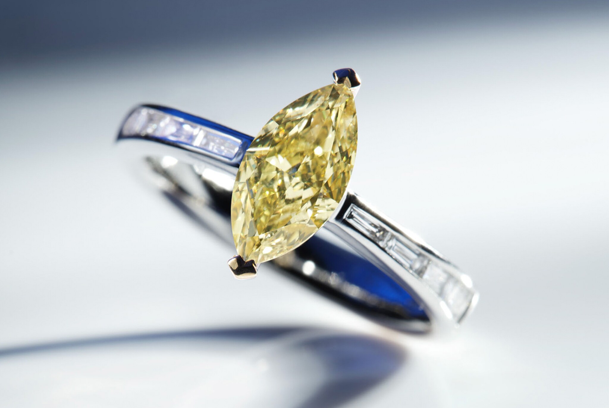 Recarlo. Solitario con diamante giallo ovale e diamanti bianchi sulla fascia laterale.