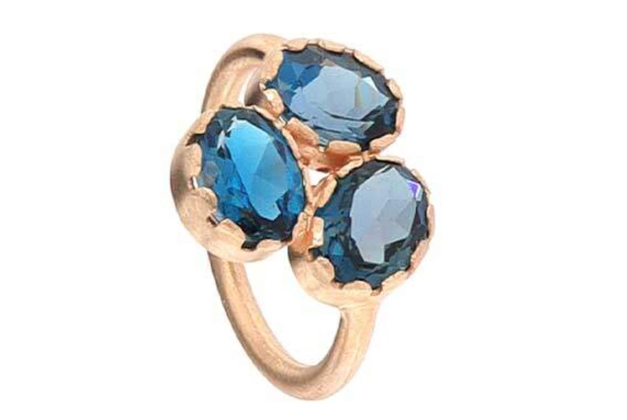 Agapanthus. Anello in oro rosa con trittico di topazi London.