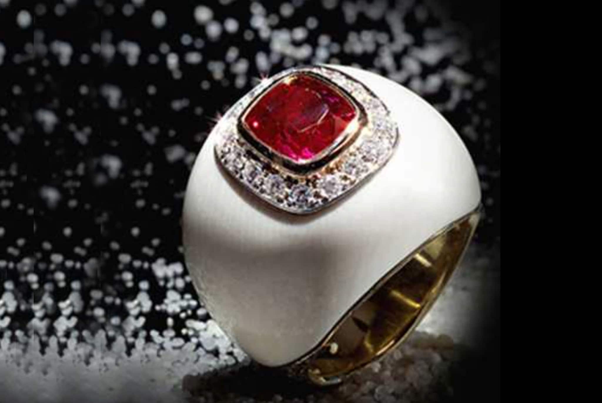 Scavia. Anello Ivory, in oro e smalto, con rubino taglio quadrato profilato di diamanti.