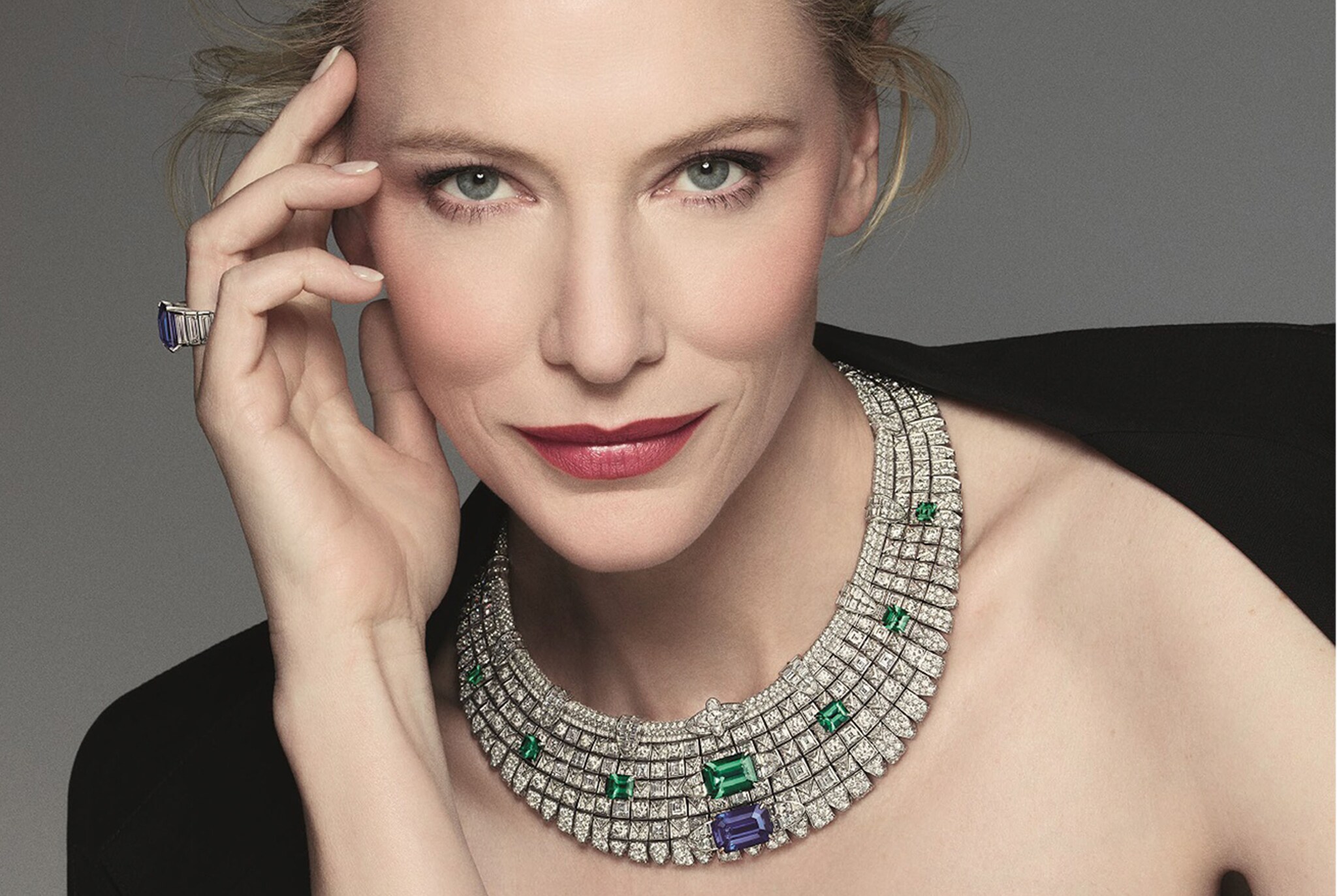 Louis Vuitton. Cate Blanchett testimonial della collezione di alta gioielleria della maison con un collier a sette fili di diamanti, smeraldi, zaffiro.