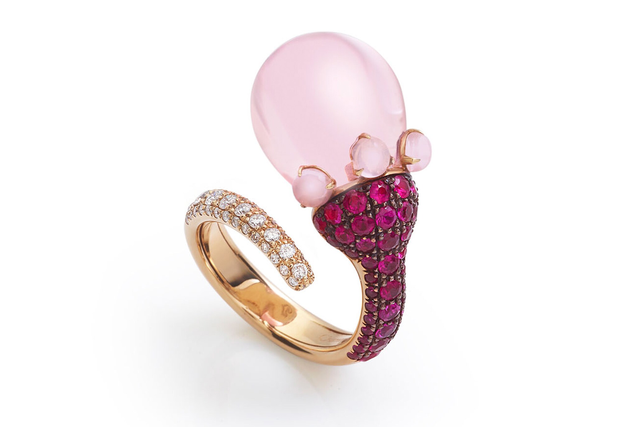 Chantecler. Anello in oro rosa con diamanti, zaffiri rosa e poire in cristallo rosa, collezione Joyful.