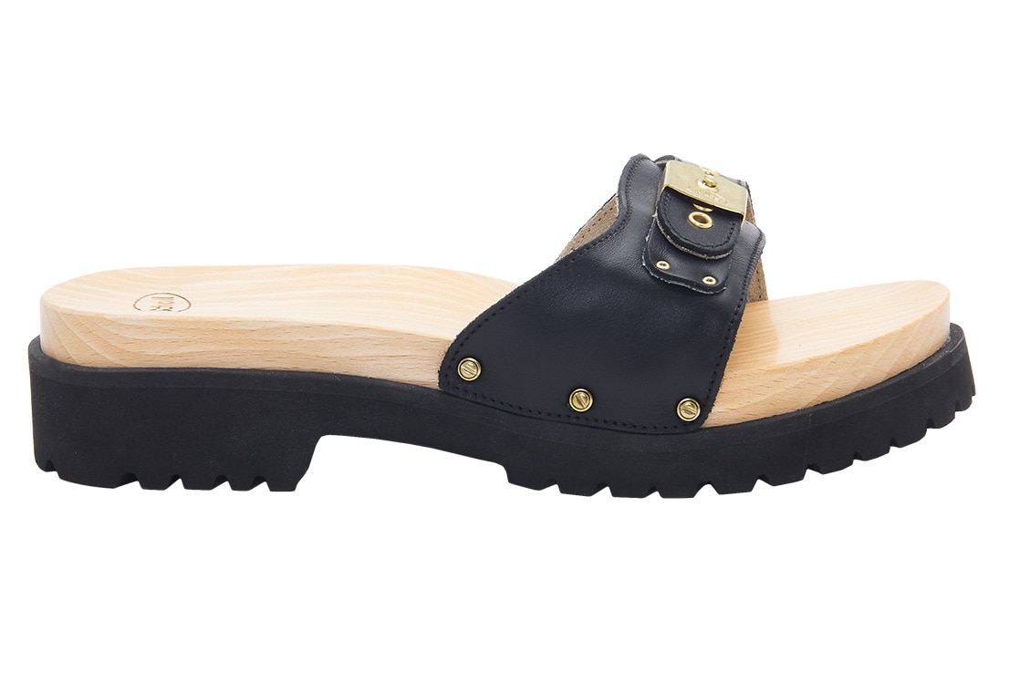 Zoccoli in legno di faggio con suola in gomma, SCHOLL ICONIC (139 €).