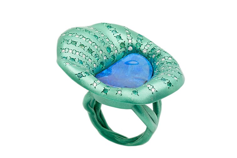 Anello in alluminio con opale fancy (14,90 ct), tormalina Paraiba (0,78 ct) e brillanti, FRATELLI PICCINI (pezzo unico).