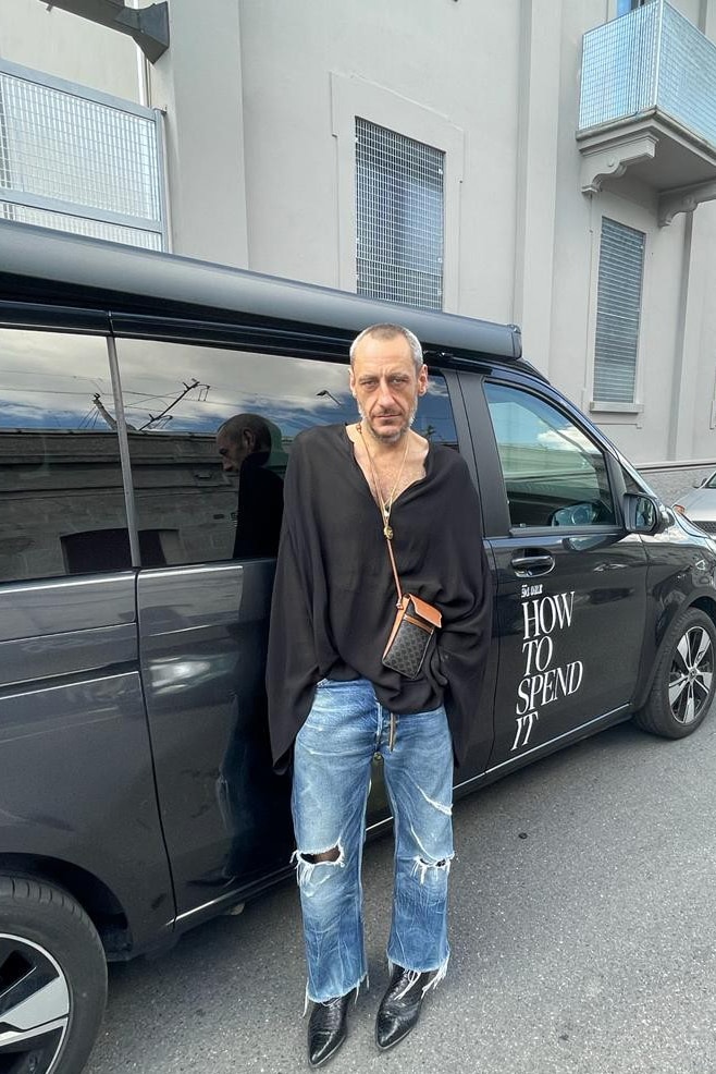 Emiliano Salci, co-fondatore di Dimorestudio, accanto al van davanti a Dimoregallery in Stazione Centrale.