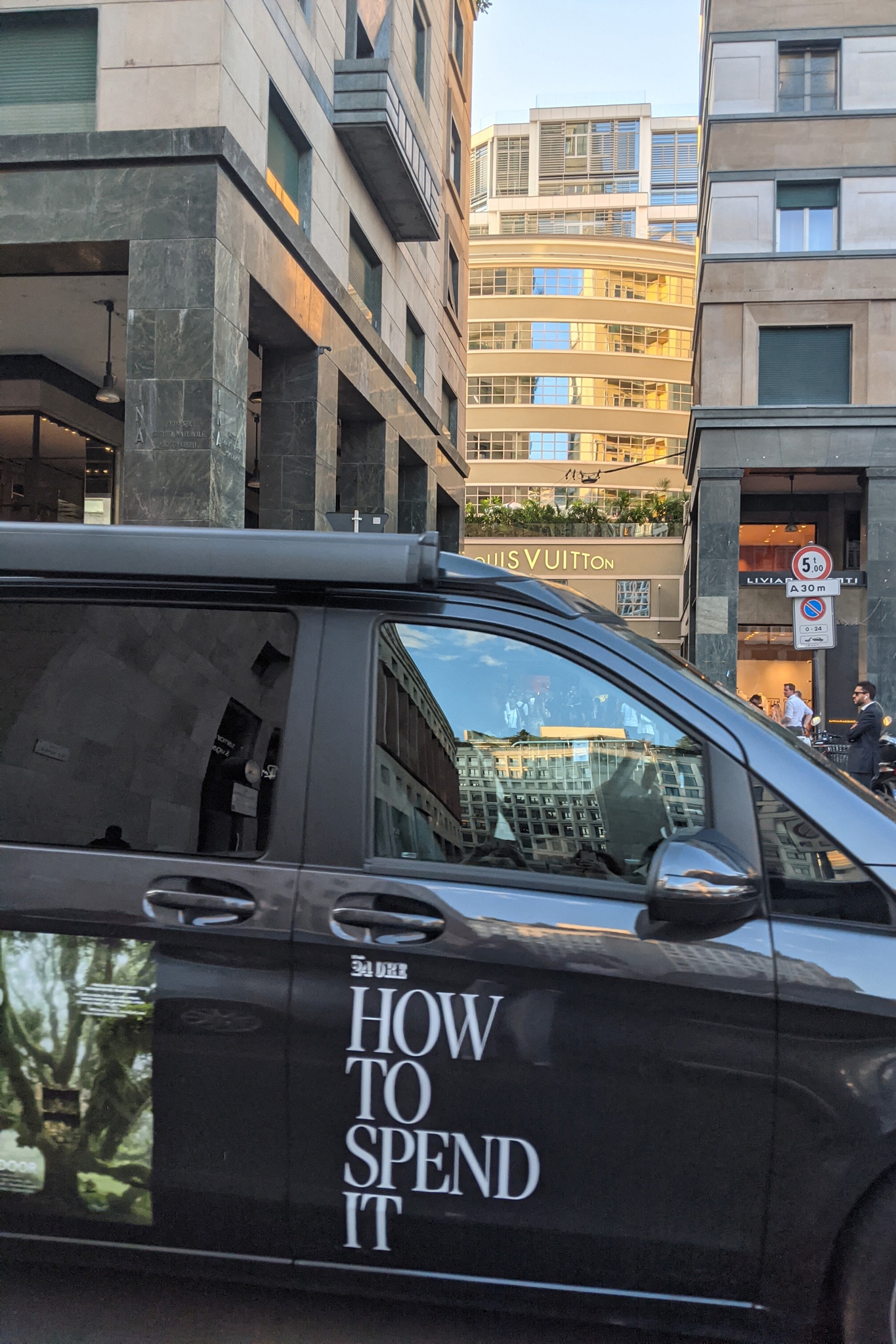 Van di HTSI davanti a Garage Traversi, in via Bagutta 2, che ospita la collezione Objets Nomades di Louis Vuitton.