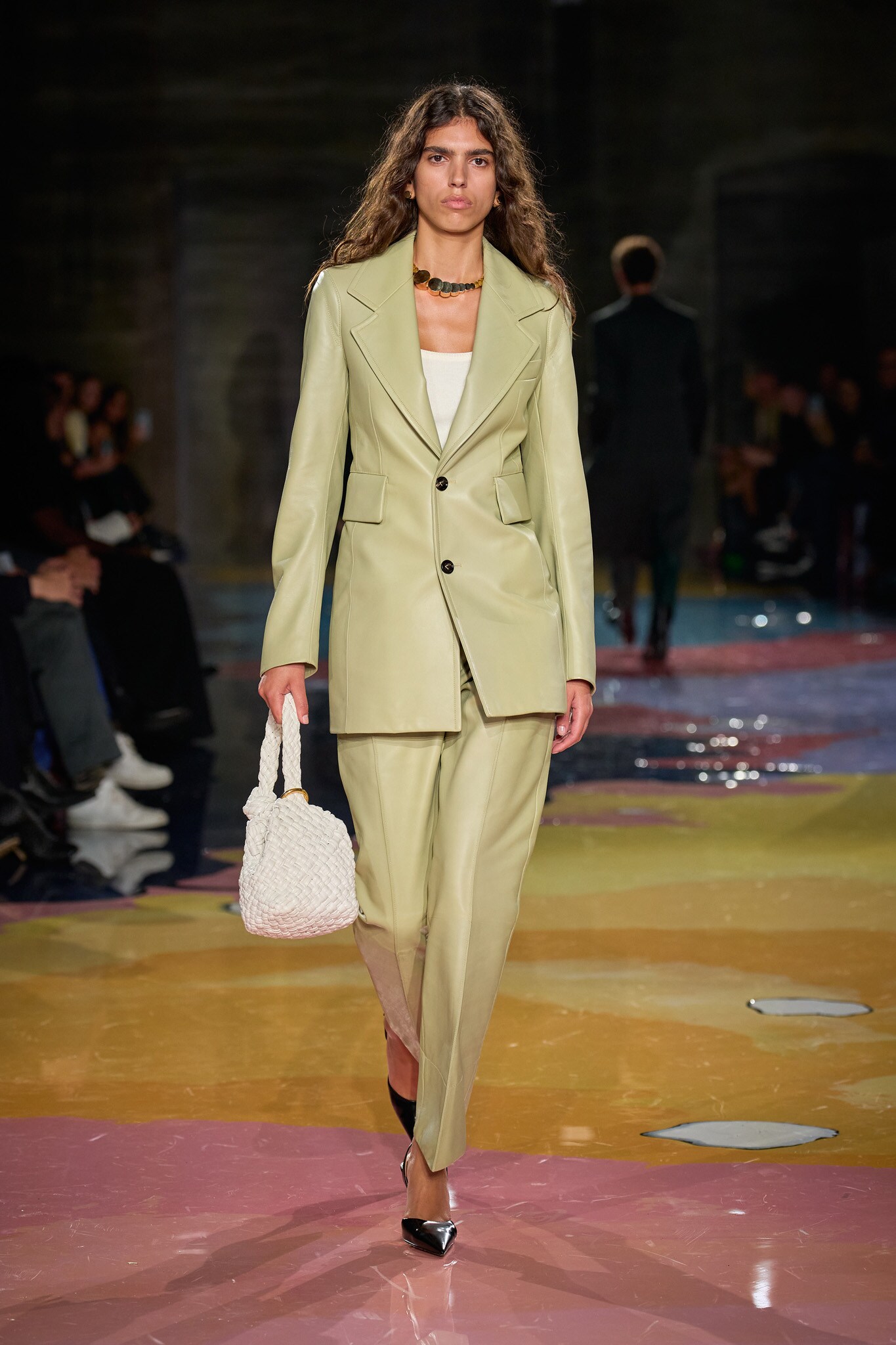 Bottega Veneta. Monopetto allungato con vita segnata e pantaloni slim, tutto in nappa.