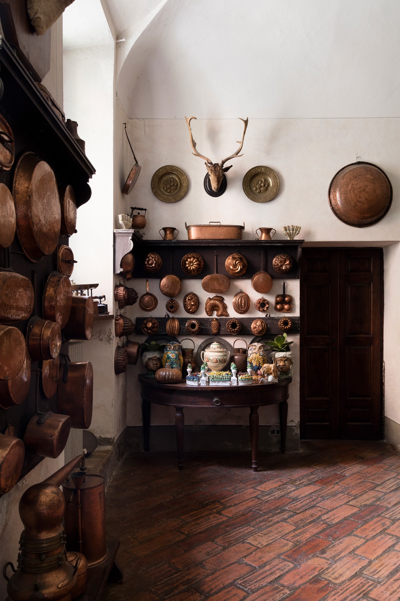 Le cucine del Castello di Rivalta, con le collezioni di pentole in rame da sempre appartenute alla famiglia.