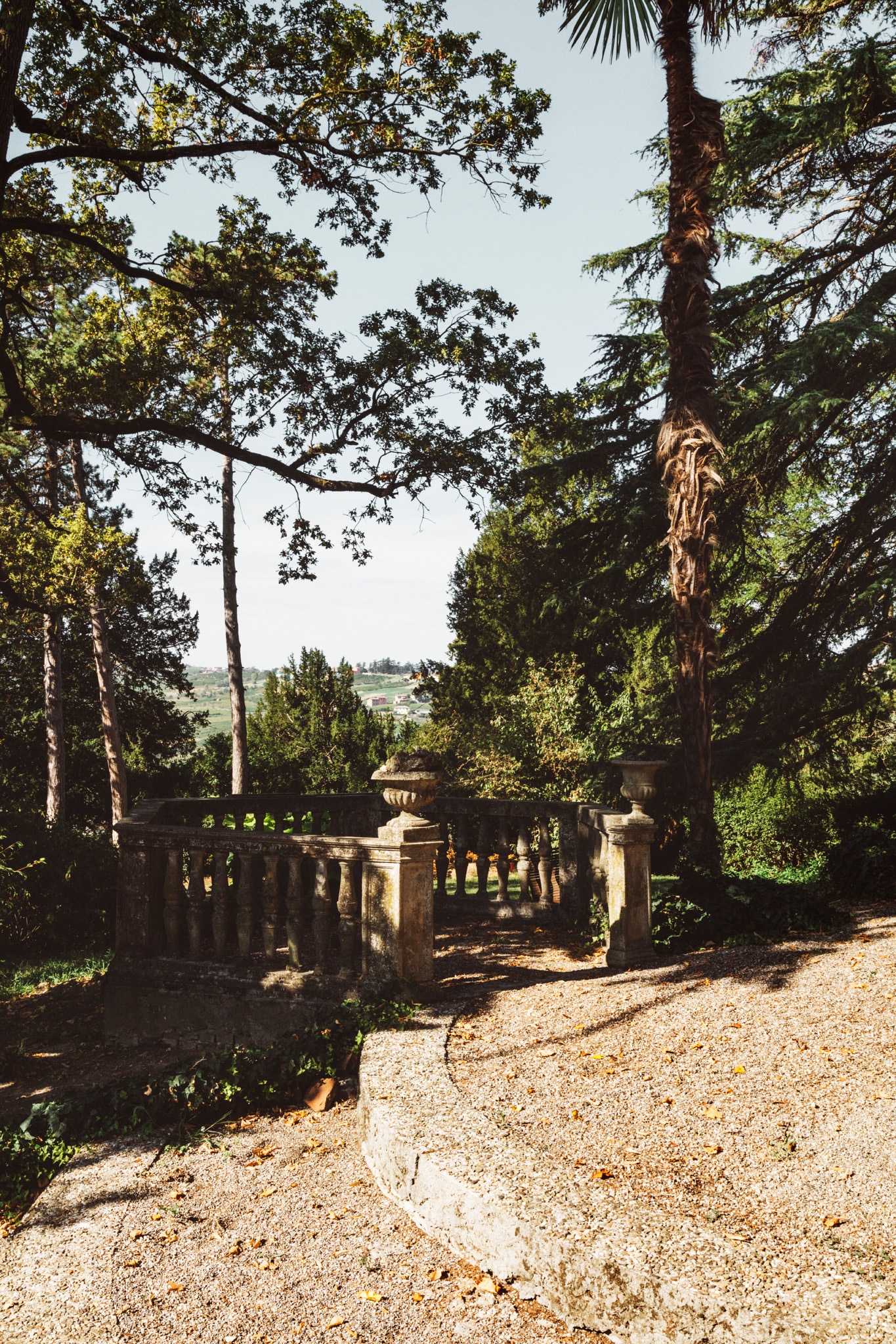 I giardini esterni del Castello di Luzzano, progettati dall’architetto milanese Portaluppi. 