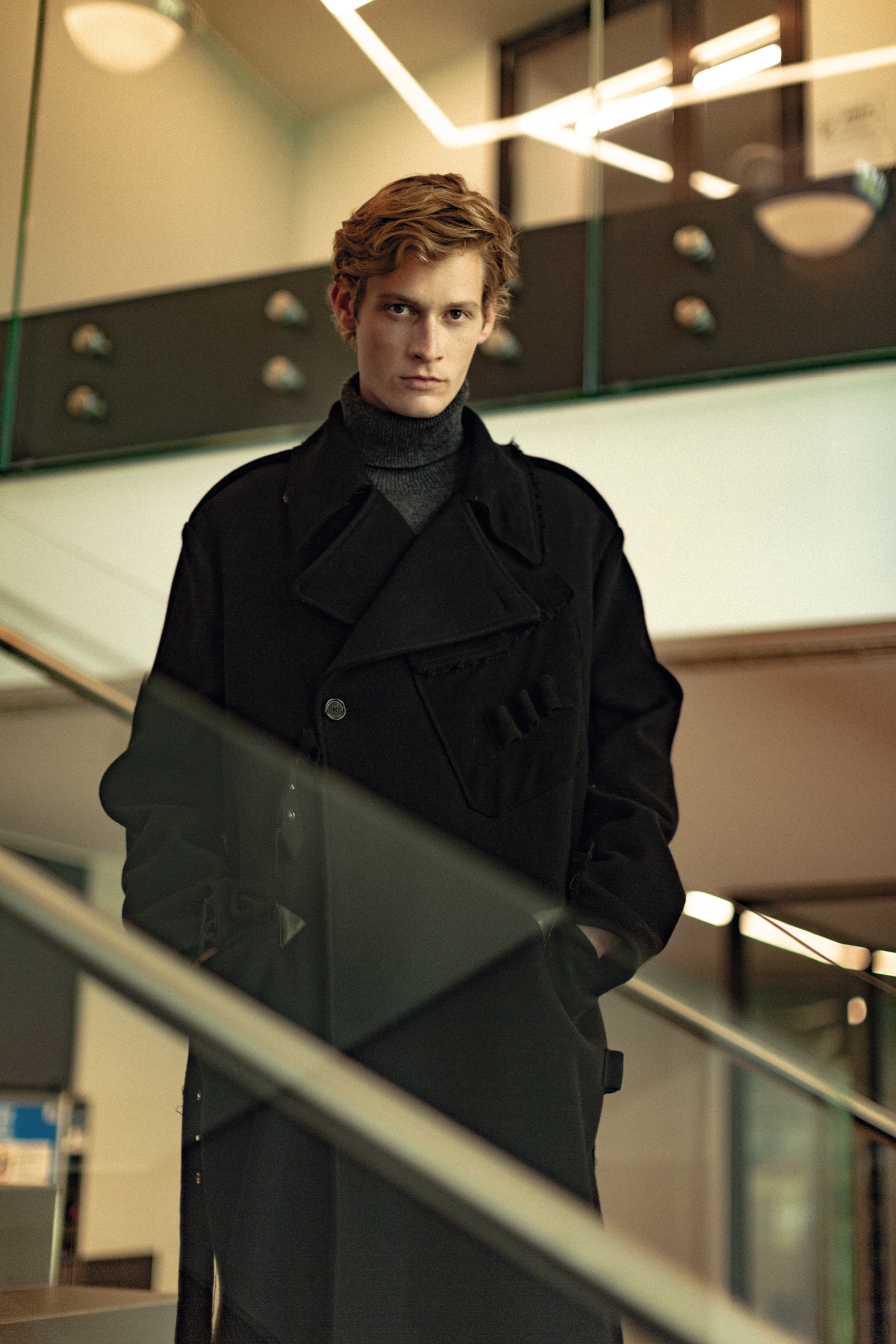 Cappotto doppiopetto in lana taglio over e dolcevita in cashmere, Dolce & Gabbana.