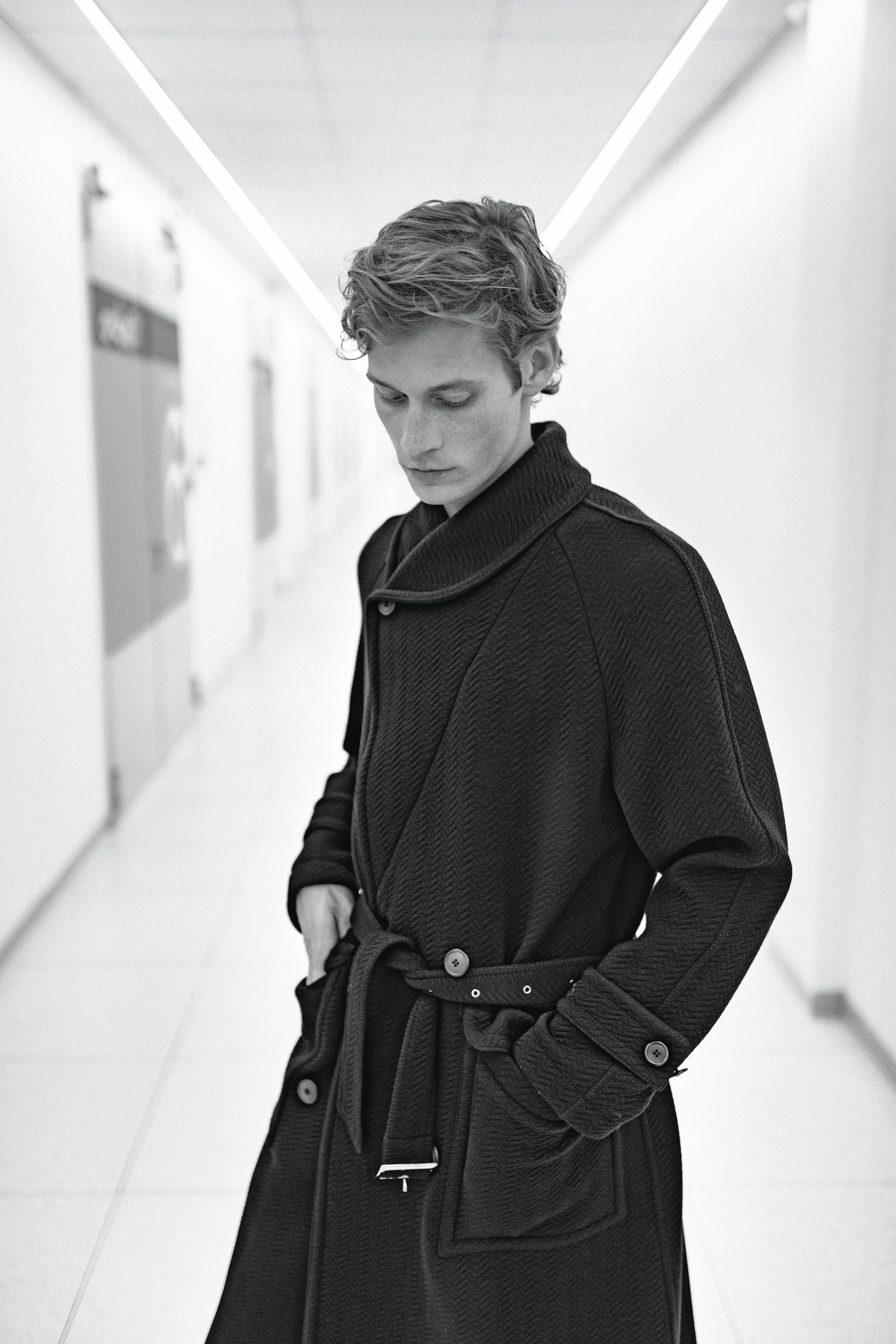 Cappotto in lana operata con cintura in vita e tasche applicate, Giorgio Armani. 