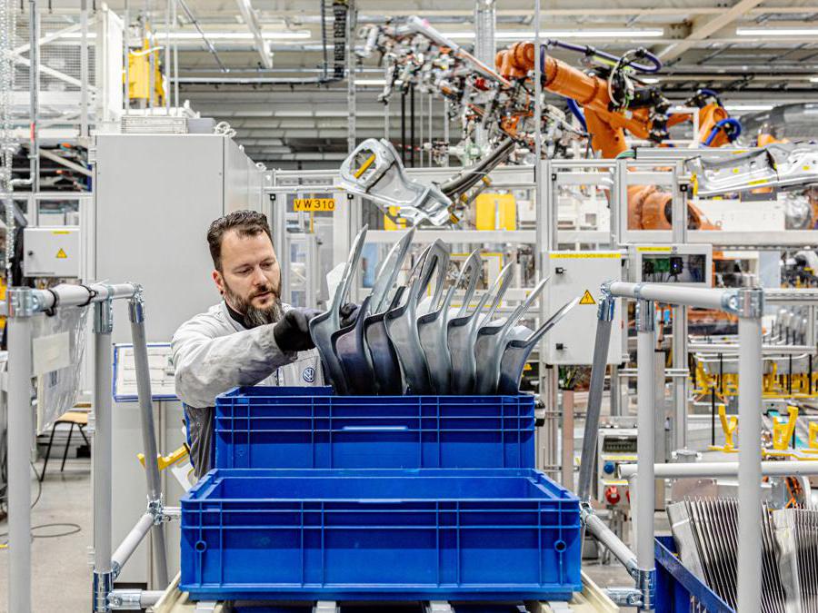 In Volkswagen, per tradizione, si punta molto sulla valorizzazione delle risorse umane. A Zwickau è stato realizzato il più ampio progetto di training e formazione nella storia dell'automobile: 8mila dipendenti sono stati preparati alla produzione di veicoli elettrici e al lavoro con tecnologie ad alto voltaggio. Entro la fine del 2020 (questa la previsione,nel momento in cui stiamo scrivendo, ndr), il personale avrà completato in totale 13mila giorni di formazione, assicurando così il futuro dei posti di lavoro in uno stabilimento che ha sposato la rivoluzione della green industry. (Fotografie di Alberto Bernasconi per “IL”)