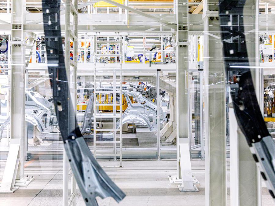 A Zwickau, in Germania, in quella Sassonia dove si accese gran parte del movimento di riunificazione tedesca, c'è una fabbrica di automobili speciale. Al cuore della rivoluzione del brand Volkswagen ci sono le nuove “ID.” e sono “nativamente” elettriche. (Fotografie di Alberto Bernasconi per “IL”)