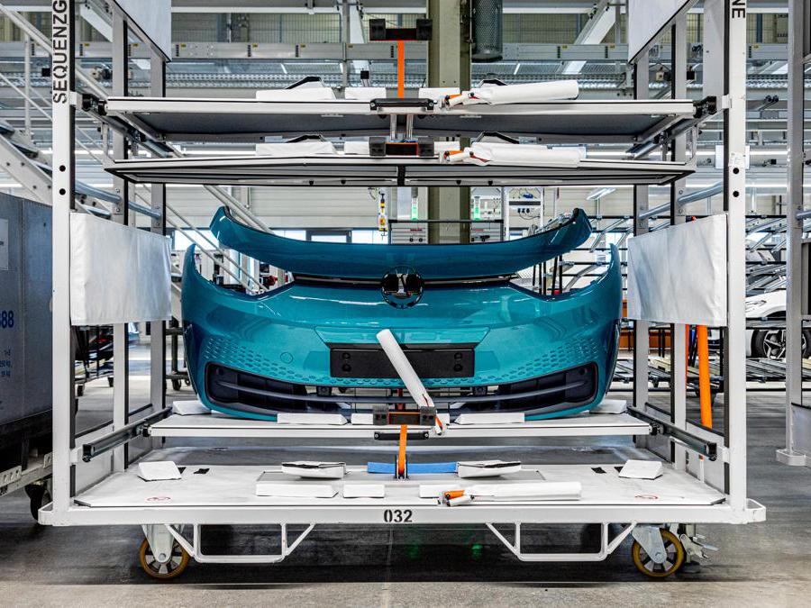 Il design è contraddistinto da linee affilate. A seconda della capacità della batteria a ioni di litio l'autonomia varia tra 330 e 550 chilometri (ciclo Wltp). All'interno, la plancia ha un aspetto minimalista con uno schermo nel cruscotto e quello in posizione rialzata per il sistema multimediale. (Fotografie di Alberto Bernasconi per “IL”)