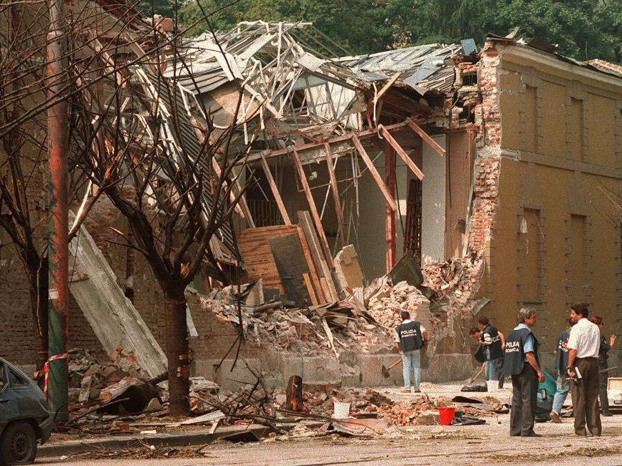 Un'immagine d'archivio che mostra il luogo della strage avvenuta il 27 luglio del 1993 in via Palestro a Milano. Quel giorno un'automobile imbottita di esplosivo venne fatta saltare davanti al Padiglione di Arte Contemporanea, provocando la morte di cinque persone e il ferimento di altre 12. (ANSA-ARCHIVIO) 