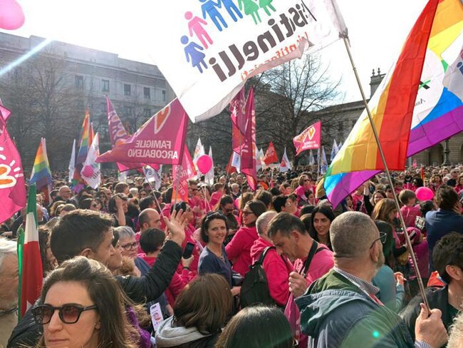 A Milano la manifestazione delle famiglie arcobaleno