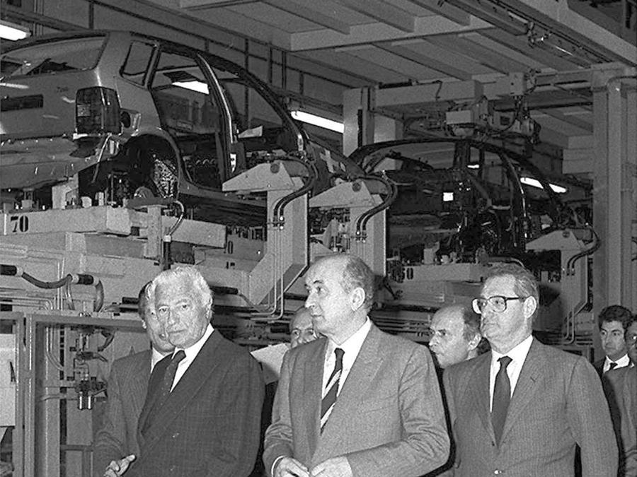 Nella foto d'archivio Giovanni Agnelli in un' immagine del 6 marzo 1989 all'inaugurazione dello stabilimento Fiat di Cassino Al centro della foto da sinistra, Gianni Agnelli, Ciriaco De Mita e Cesare Romiti. (Archivio Ansa)