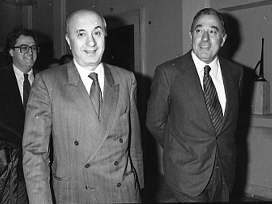 L'ex presidente del Consiglio ed ex segretario della Dc Ciriaco De Mita (in primo piano a sinistra) con accanto l'ex direttore generale della Rai Biagio Agnes, in una foto del 7 novembre 1998. ANSA / 