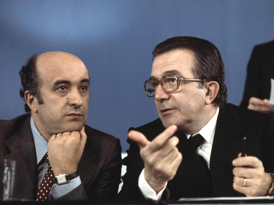Congresso della Dc, Giulio Andreotti parla col segretario, Ciriaco De Mita. ANSA ARCHIVIO