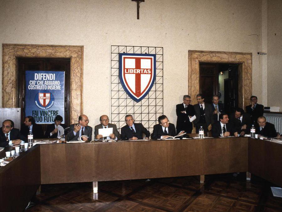 1992, si riunisce la direzione della Dc. Giulio Andreotti è accanto al segretario, Arandlo Forlani, e al presidente, Ciriaco De Mita. ANSA ARCHIVIO