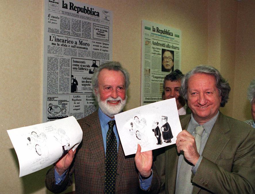 Il direttore de«La Repubblica» Eugenio Scalfari e il vignettista satirico Giorgio Forattini (Ansa)