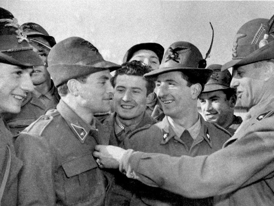  Giampiero Boniperti con la divisa militare nel 1953 (Juventus FC - Archive/Juventus FC via Getty Images)