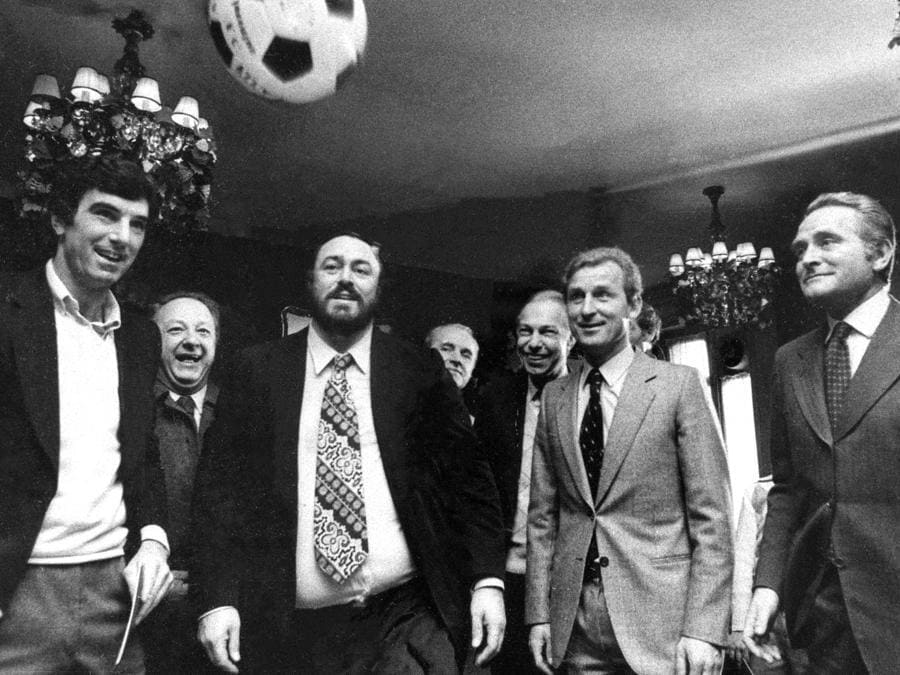 Giampiero Boniperti con Zoff, Trapattoni e Pavarotti nel 1981 in Turin, Italy. (Juventus FC - Archive/Juventus FC via Getty Images)