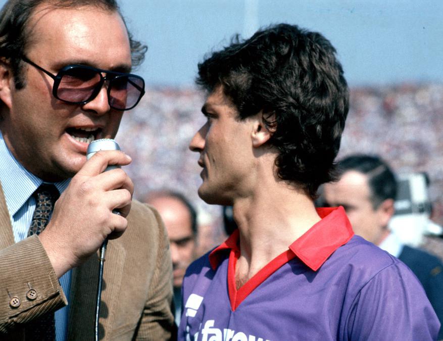 Nella foto il giornalista Giampiero Galeazzi intervista  il calciatore della Fiorentina Giancarlo Antognoni (Ipp)