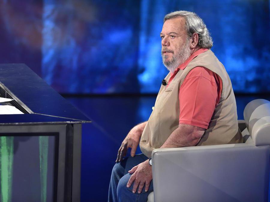 Gianni Mura durante la trasmissione televisiva 'Che tempo che fa', Milano, 17 Maggio 2015. ANSA/FLAVIO LO SCALZO